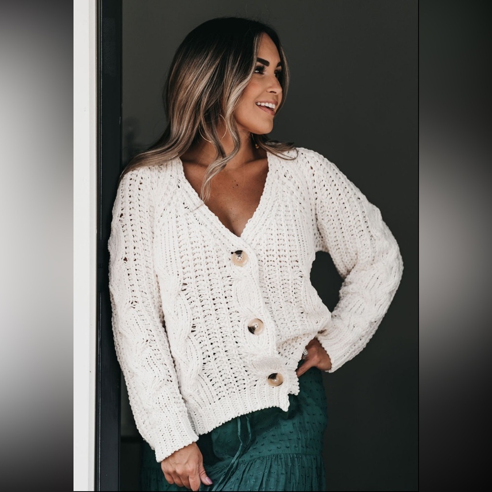 NWT cable knit long sleeve button front cardigan ivory